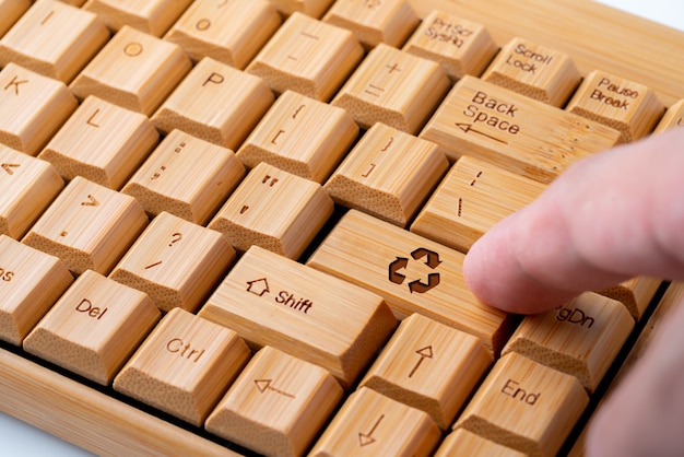 Icono de reciclaje en el teclado de la computadora para el concepto verde y ecológico