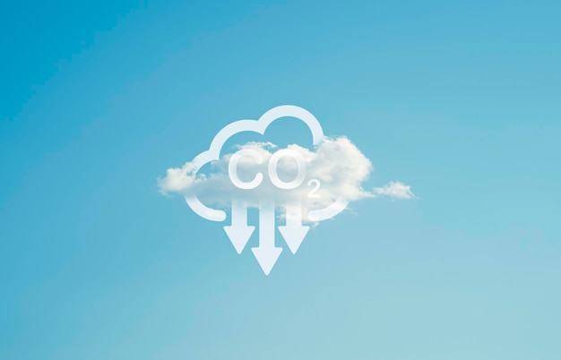 Icono de reducción de CO2 en nube blanca con cielo azul para huella de carbono y crédito de carbono para limitar el calentamiento global del cambio climático Desarrollo sostenible mediante la reducción del concepto de contaminación