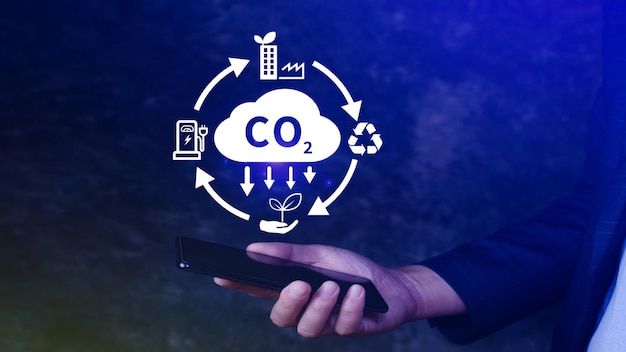 Foto icono de reducción de co2 usando teléfono inteligente para disminuir la huella de carbono de co2 y crédito de carbono para limitar el calentamiento global debido al cambio climático concepto de economía verde biocircular