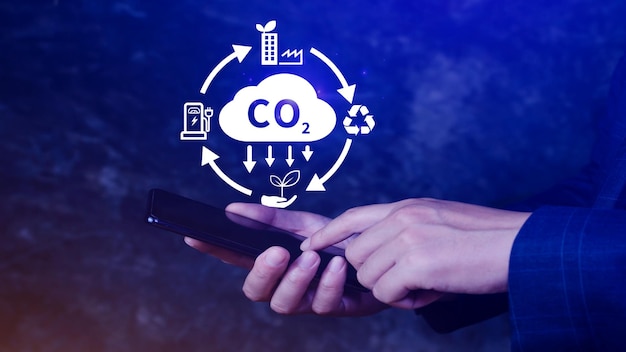 Icono de reducción de CO2 usando teléfono inteligente para disminuir la huella de carbono de CO2 y crédito de carbono para limitar el calentamiento global debido al cambio climático Concepto de economía verde biocircular