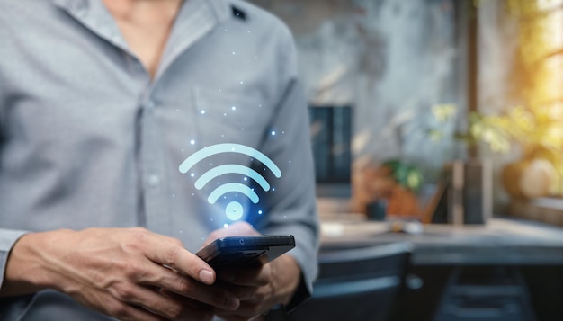 Ícono de señal inalámbrica con teléfono inteligente en la oficina moderna