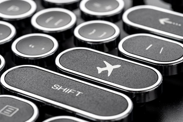 Foto icono de viaje en el teclado de la computadora de estilo retro para el concepto de reserva en línea