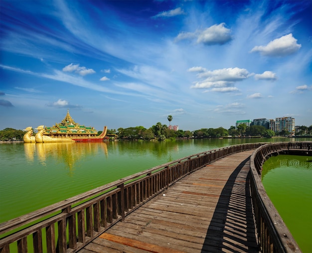 Foto icono de yangon y atracción turística karaweik réplica de una barcaza real birmana en el lago kandawgyi y el parque natural kandawgyi yangon myanmar birmania