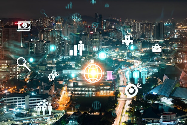 Iconos brillantes de investigación y desarrollo tecnológico Vista panorámica nocturna de la ciudad de Kuala Lumpur Concepto de actividades innovadoras que expanden nuevos servicios o productos en Malasia Asia Doble exposición