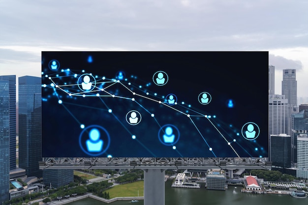 Iconos brillantes de las redes sociales en la cartelera de la carretera sobre la vista panorámica de la ciudad de Singapur Sudeste asiático El concepto de redes y establecimiento de nuevas conexiones entre personas y empresas