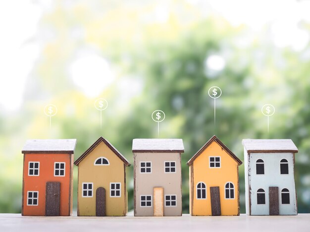 Iconos de casas en miniatura y monedas de dólar El concepto de precio de la casa Inversión inmobiliaria Hipoteca de casas Inmobiliaria