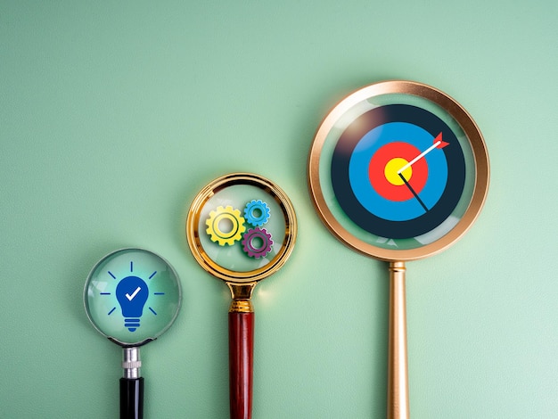 Iconos de gestión de objetivos y símbolos creativos de bombillas enfocados en tres lupas modernas sobre fondo verde Plan de acción de estrategia de negocios Concepto de proceso de búsqueda de objetivos y éxito