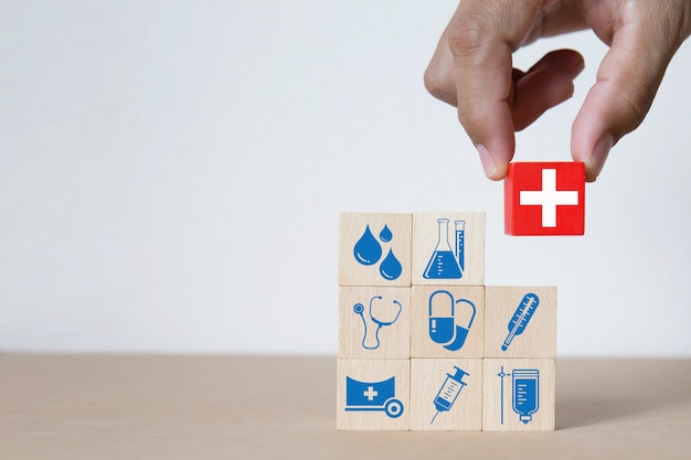 Iconos de gráficos médicos y de salud en bloques de madera.