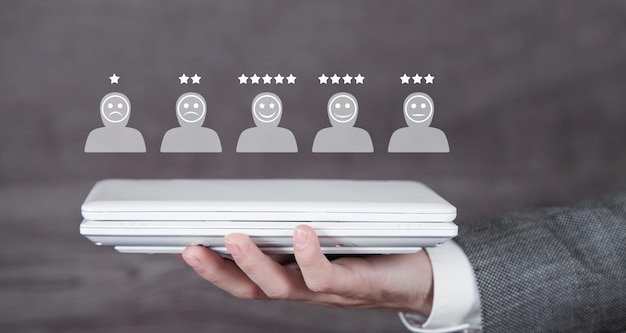 Iconos humanos con estrellas de cara positiva y triste Evaluación y satisfacción del cliente