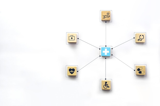 Iconos médicos en bloque de cubo de madera con red de enlace de conexión Concepto de atención y tratamiento de la salud