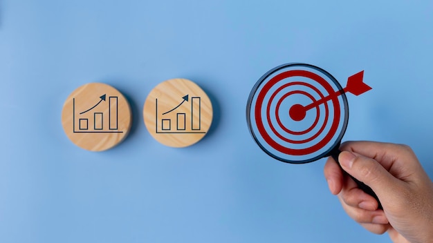 Iconos de objetivos y gráficos en bloques de madera Proceso de éxito de crecimiento empresarial Objetivo y meta de logro empresarial Planificación y desarrollo para la corporación