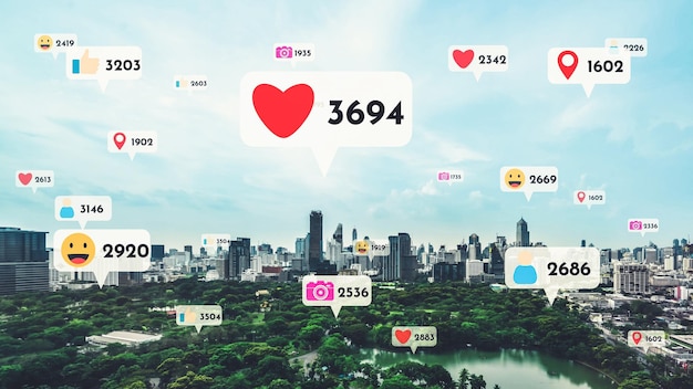 Los íconos de las redes sociales sobrevuelan el centro de la ciudad mostrando la conexión de reciprocidad de las personas