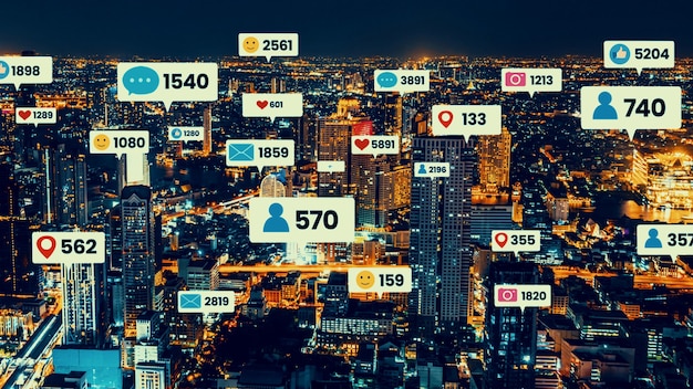 Los iconos de las redes sociales vuelan sobre el centro de la ciudad mostrando la conexión de participación de las personas