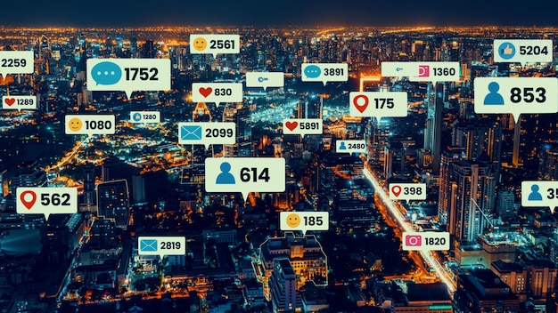 Los íconos de las redes sociales vuelan sobre el centro de la ciudad mostrando la conexión de participación de las personas