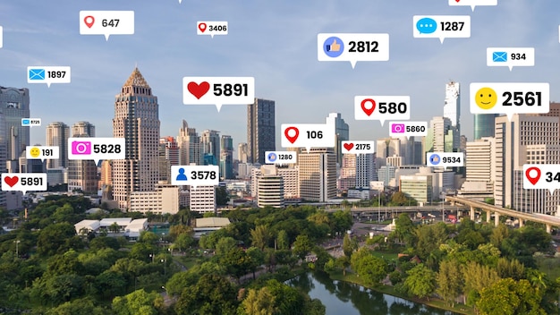 Los íconos de las redes sociales vuelan sobre el centro de la ciudad mostrando la conexión de participación de las personas
