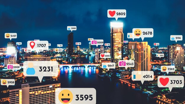 Los íconos de las redes sociales vuelan sobre el centro de la ciudad mostrando la conexión de reciprocidad de las personas