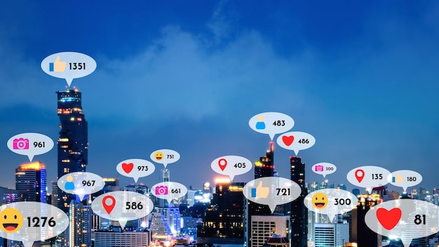 Los íconos de las redes sociales vuelan sobre el centro de la ciudad mostrando la conexión de reciprocidad de las personas