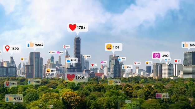 Los íconos de las redes sociales vuelan sobre el centro de la ciudad mostrando la conexión de reciprocidad de las personas