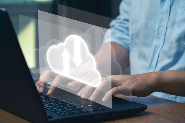 Foto iconos de tecnología y nube virtual, empresario con ordenador portátil para controlar las operaciones a través del sistema de computación en la nube.