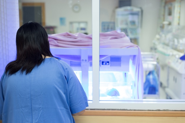 Icterícia neonatal sob luz UV azul para fototerápica em bebê aquecido em unidade de terapia intensiva neonatal