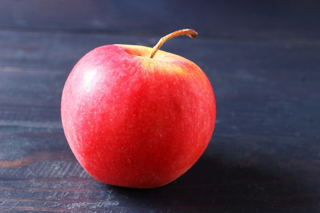 Idared manzana roja sobre una superficie oscura