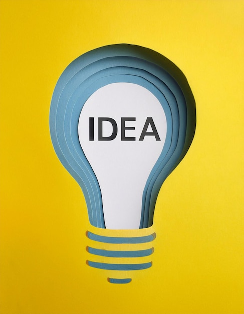 La idea de la bombilla de papel recortado