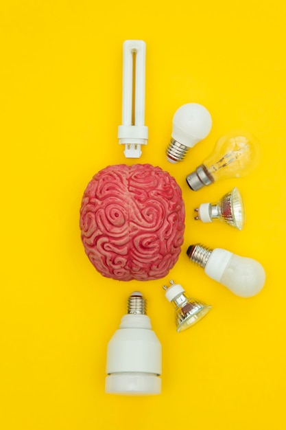 Idea brillante Cerebro con concepto de solución de innovación de inspiración de bombilla