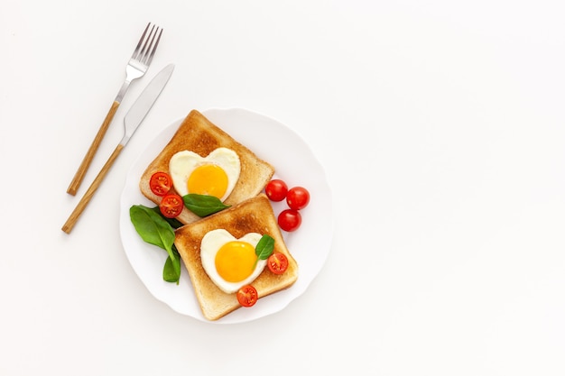 Idea para la celebración del día de San Valentín: desayuno - tostadas con huevos revueltos en forma de corazones