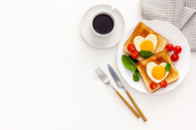 Idea para la celebración del día de San Valentín: desayuno - tostadas con huevos revueltos en forma de corazones