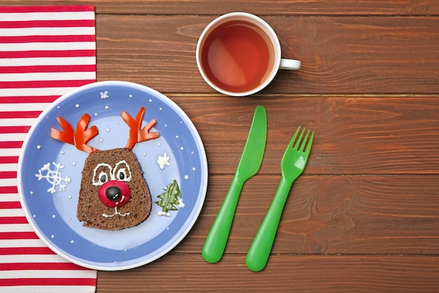 Idea de comida divertida para el desayuno de los niños en la mesa de madera