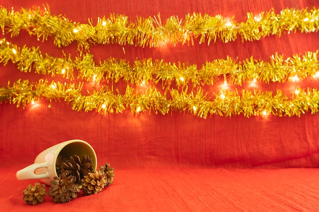 Idea de concepto minimalista que muestra productos. Fondo de navidad y año nuevo rojo, luces, flor de pino.