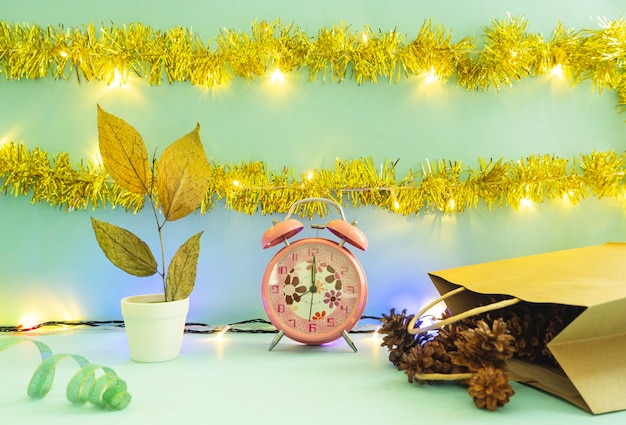 Idea de concepto minimalista que muestra productos. fondos de navidad y año nuevo. despertador. flor de pino