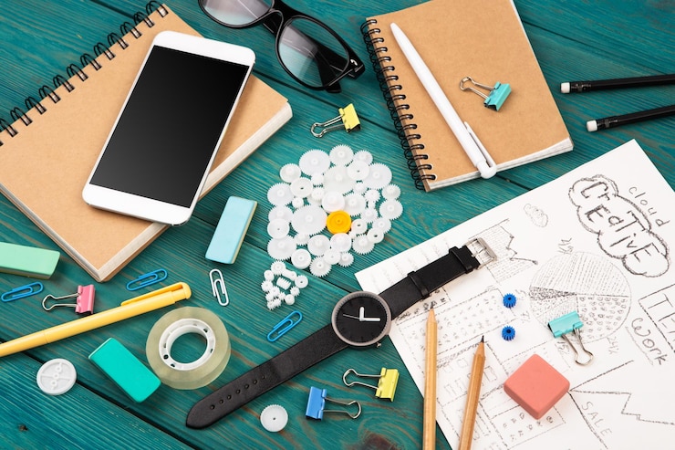 Foto idea concepto teléfono reloj blocs de notas lápices y coloridos suministros de oficina