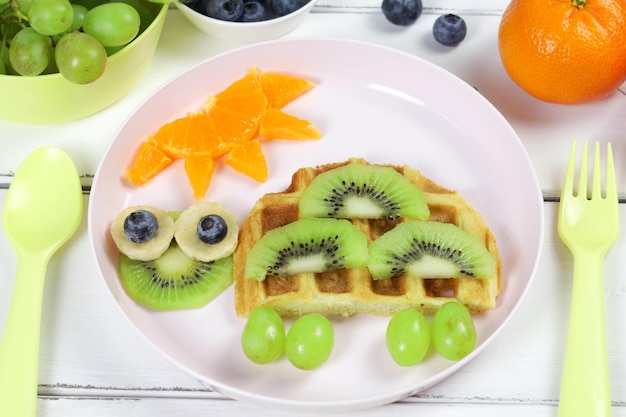 Idea creativa para el desayuno de los niños, gofres, kiwi, plátano, naranja, forma de tortuga, comida linda y divertida para niños