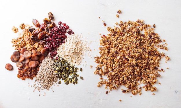 idea creativa con ingredientes para granola y granola preparada