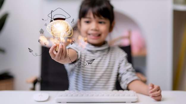 Foto idea creativa pensamiento brillante educación conocimiento cognición retrato inteligente inteligente curiosa niña con lámpara incandescente en la mano