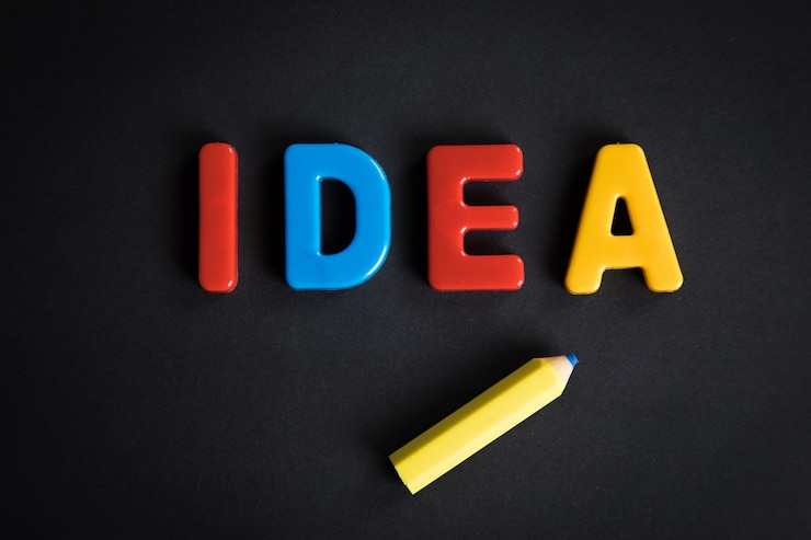 Foto la idea está escrita en la mesa con letras multicolores.