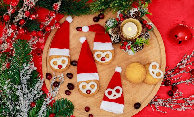 Idea para hacer galletas navideñas con pan dulce y pretzels