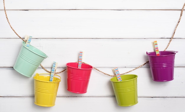 Idea de negocio o educación para crear un concepto de inspiración reloj plano gafas cámaracactuslápiz de cuerda con fondo blanco de madera para crear una idea de negocio o diseño Tiempo de pensamiento