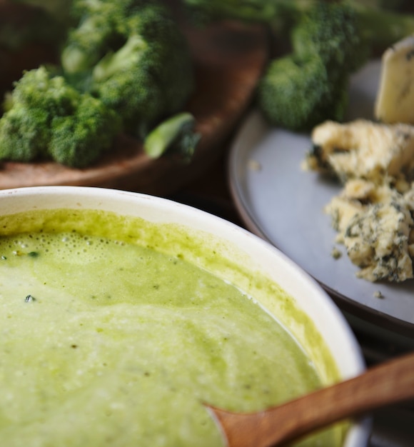 Idea orgánica de la receta de la fotografía de la comida de la sopa del bróculi