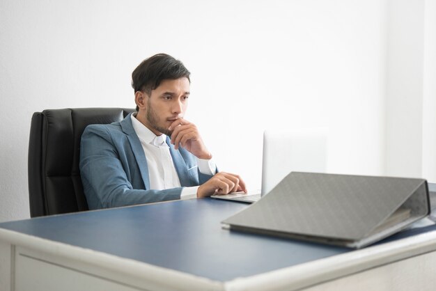 Idea de pensamiento del hombre de negocios algo para el trabajo en la oficina.