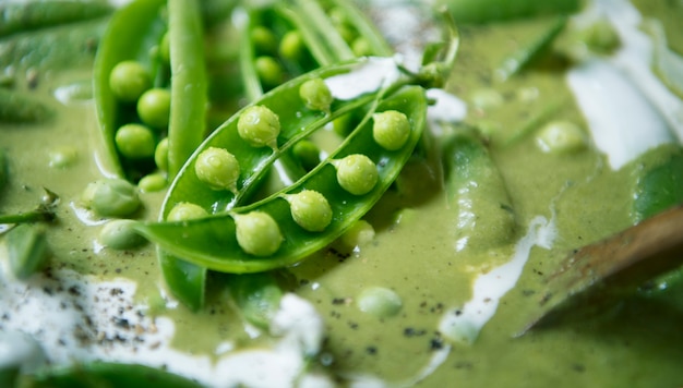 Idea de receta de fotografía de comida de sopa de guisante verde