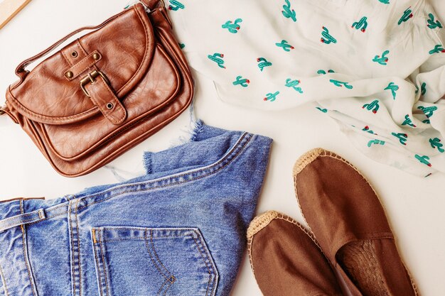 Ideale Kleidung für Sommeroutfits: Hemd, Jeans, Tasche, Schuhe. Sicht von oben.