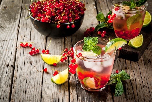 Ideas de bebidas de verano, cócteles dietéticos saludables. Mojito de lima, menta y grosella roja.