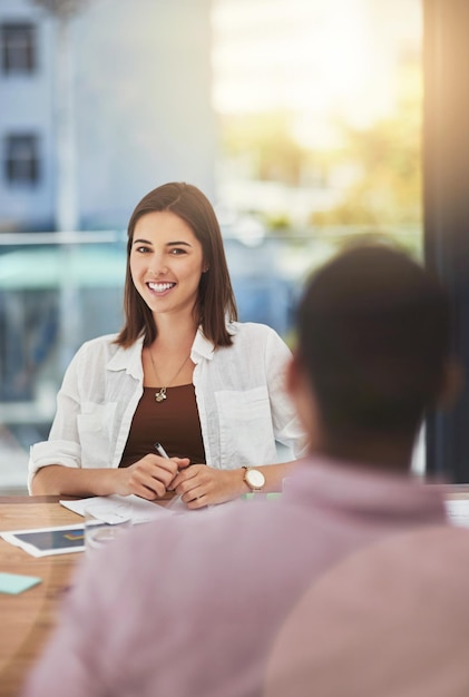 Ideas comerciales Captura recortada de empresarios en una reunión