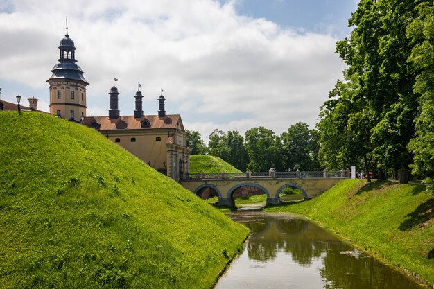 Ideas y conceptos de viaje. El castillo de Nesvizh como ejemplo del patrimonio histórico bielorruso de la familia Radzivil. Disparo desde el foso. Imagen horizontal