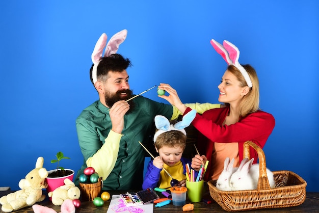 Ideas felices de pascua para la familia feliz niño lindo con orejas de conejo en el día de pascua