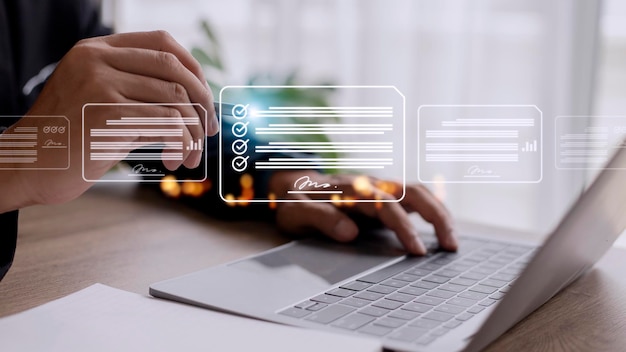 Ideas para un lugar de trabajo sin papel que exige la gestión de documentos con firma electrónica Un empresario firma un documento electrónico en un documento digital en una pantalla virtual utilizando un bolígrafo