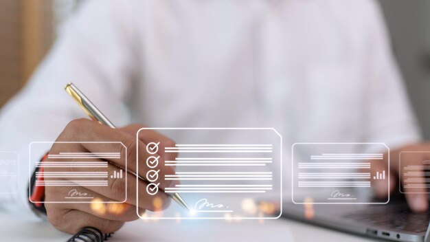 Ideas para un lugar de trabajo sin papel que exige la gestión de documentos con firma electrónica Un empresario firma un documento electrónico en un documento digital en una pantalla virtual utilizando un bolígrafo