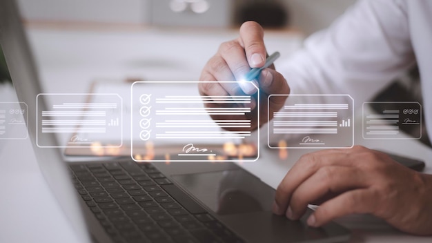 Ideas para un lugar de trabajo sin papel que exige la gestión de documentos con firma electrónica Un empresario firma un documento electrónico en un documento digital en una pantalla virtual utilizando un bolígrafo